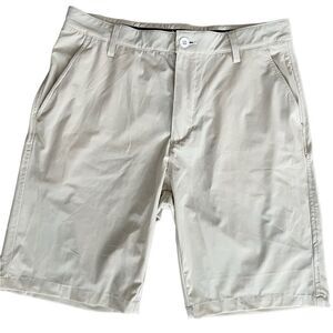 Kenneth Cole Golf polyester ivory short with elastic inside waistband, size 32.